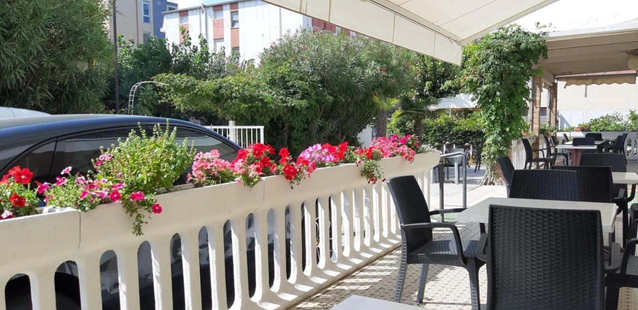 Hotel Laika Rimini Esterno foto